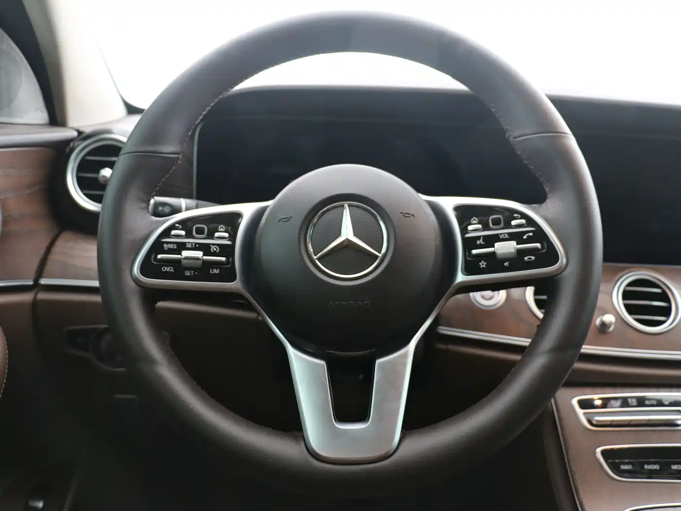Mercedes-Benz E-Class 2019 E 200 L фото 5