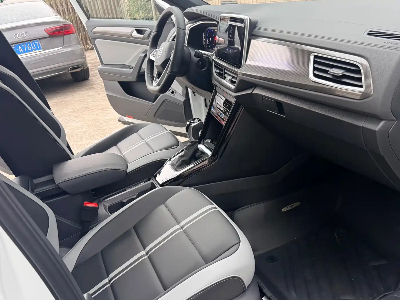Volkswagen T-ROC 2026 2026 300TSI DSG 2WD Morning Light Edition