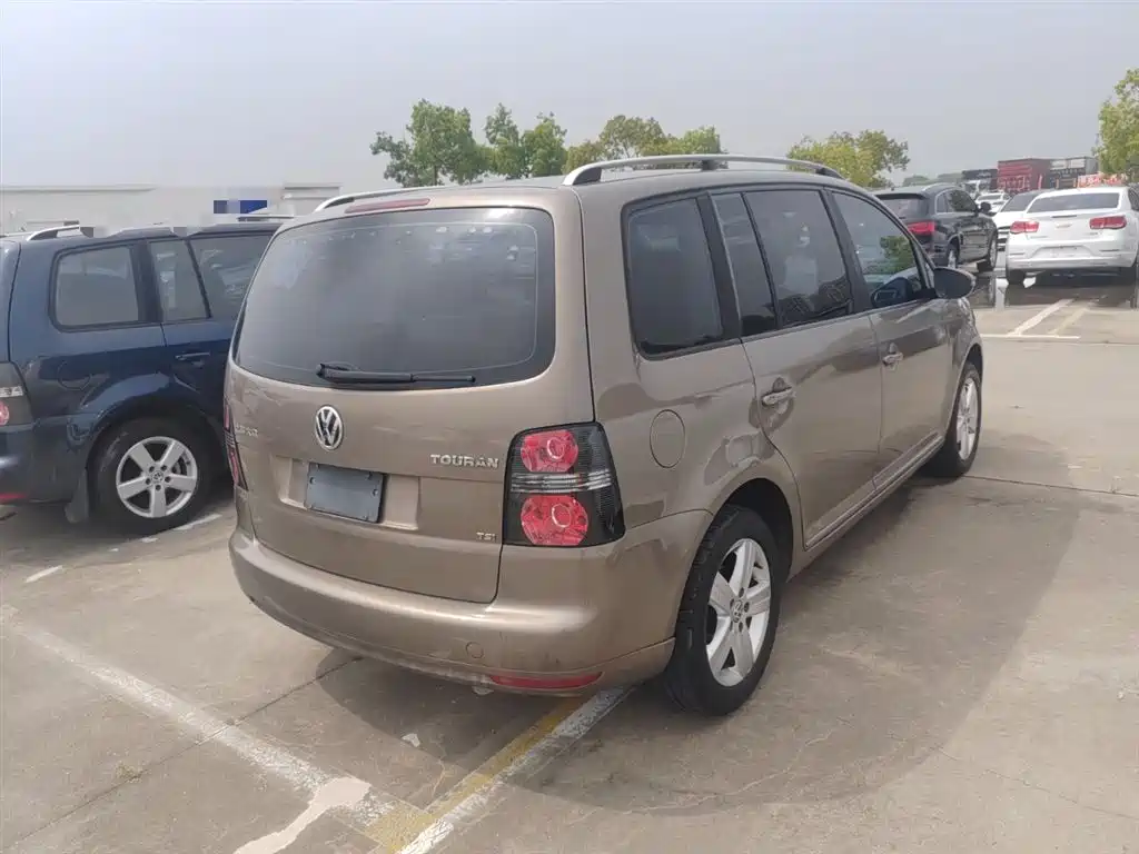Volkswagen Touran 2015 1.4T DSG Comfort Edition 5-seater фото 5