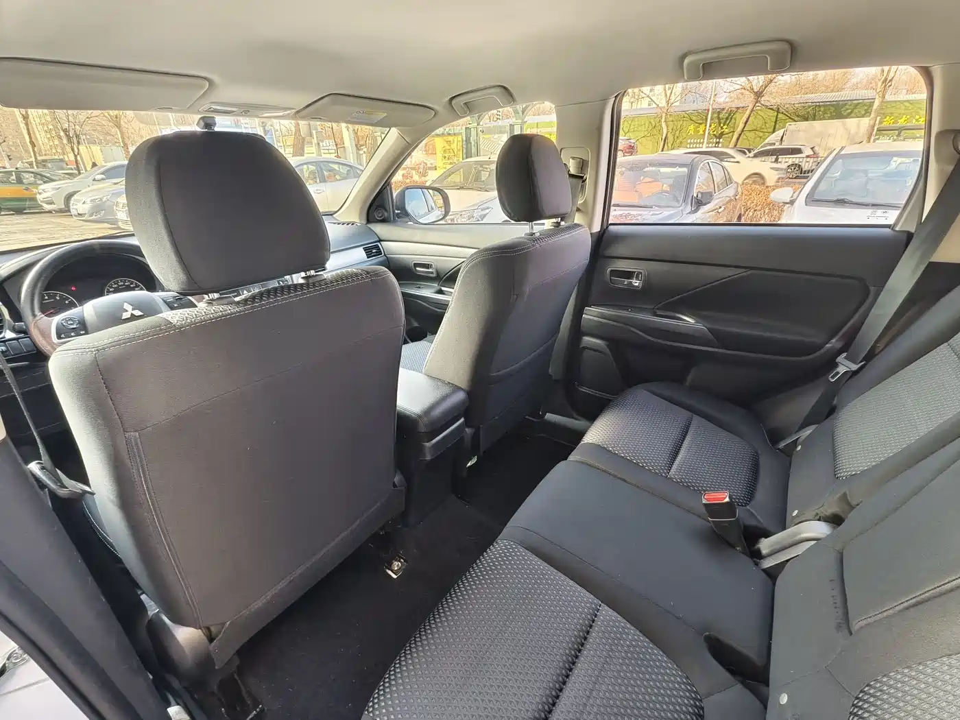 MITSUBISHI OUTLANDER