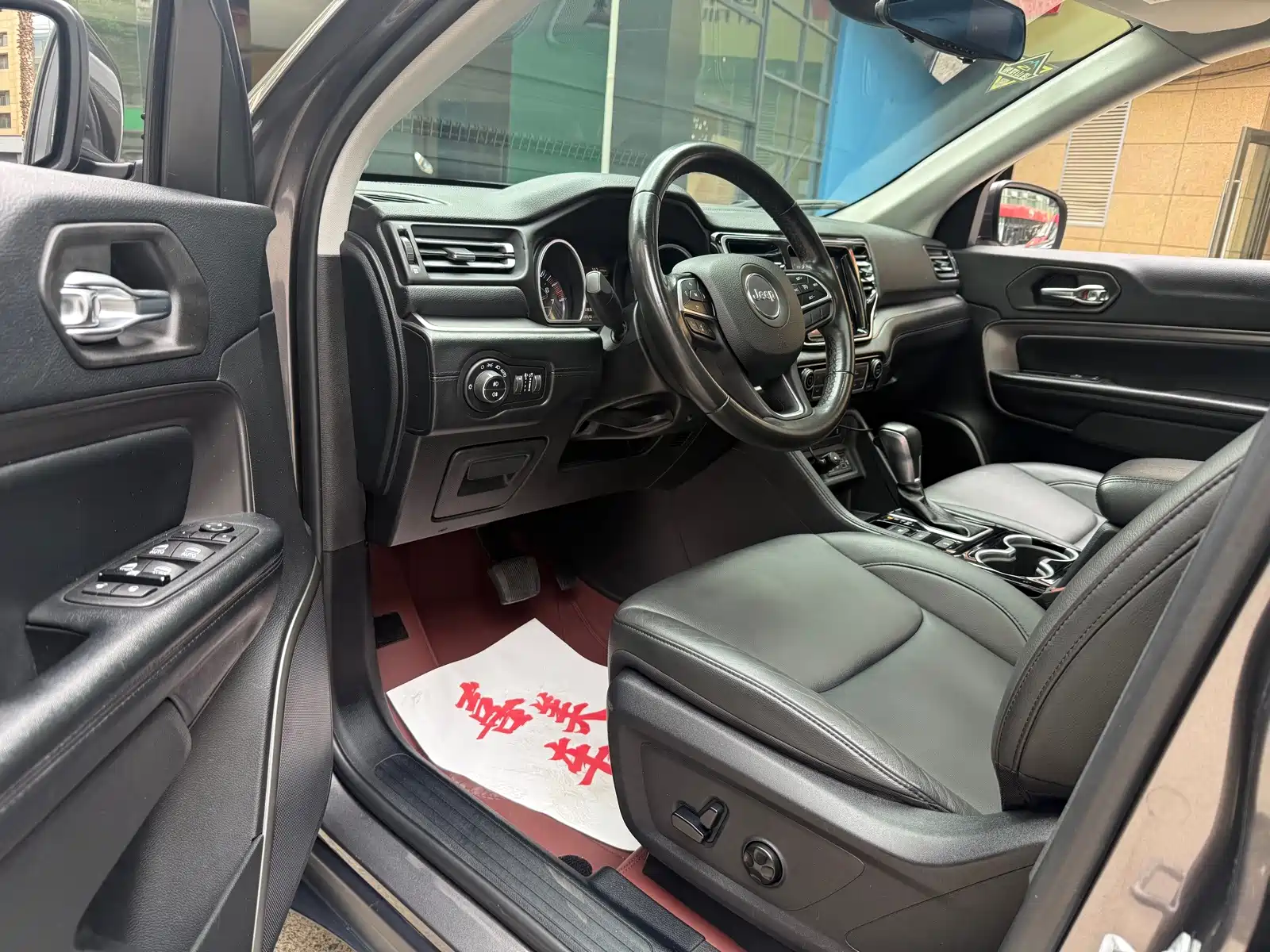 Фото 8 - Jeep Commander