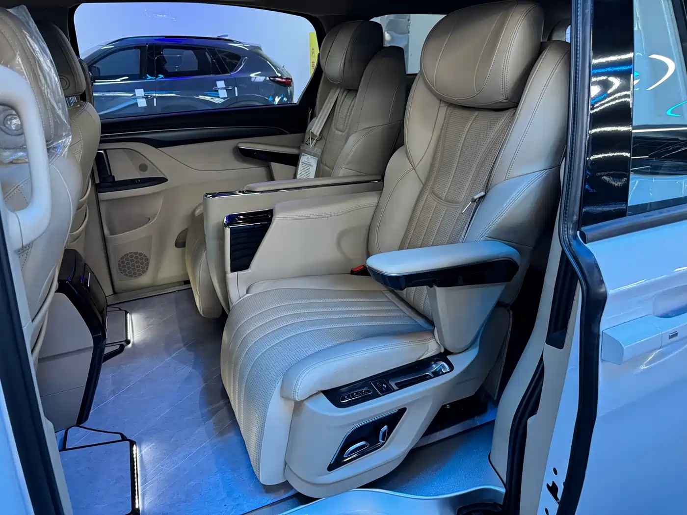 Buick GL8 2025 Land Business Class Comfort DG Edition фото 6