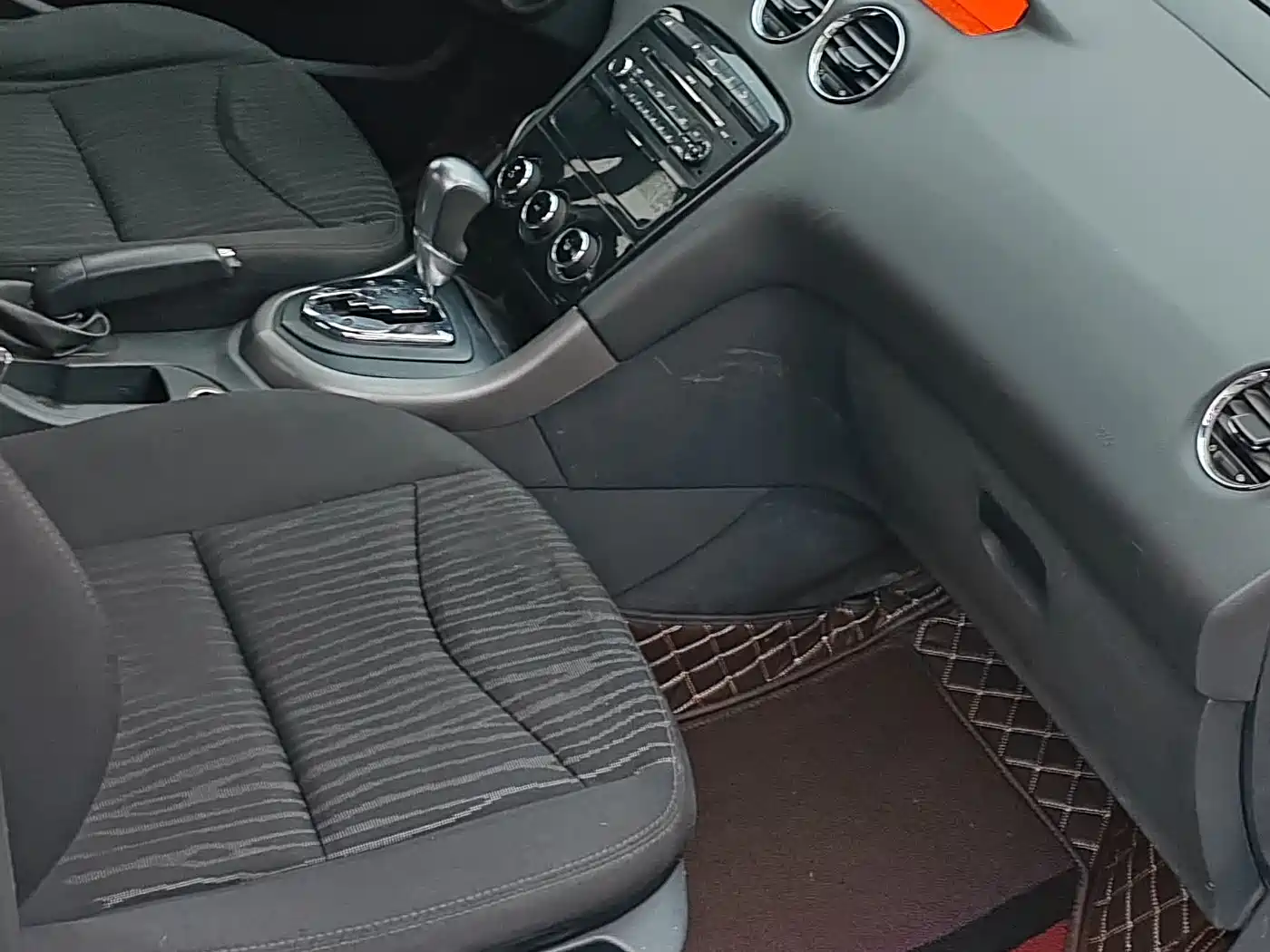 Peugeot 408 2013 1.6L Automatic Comfort Edition фото 10
