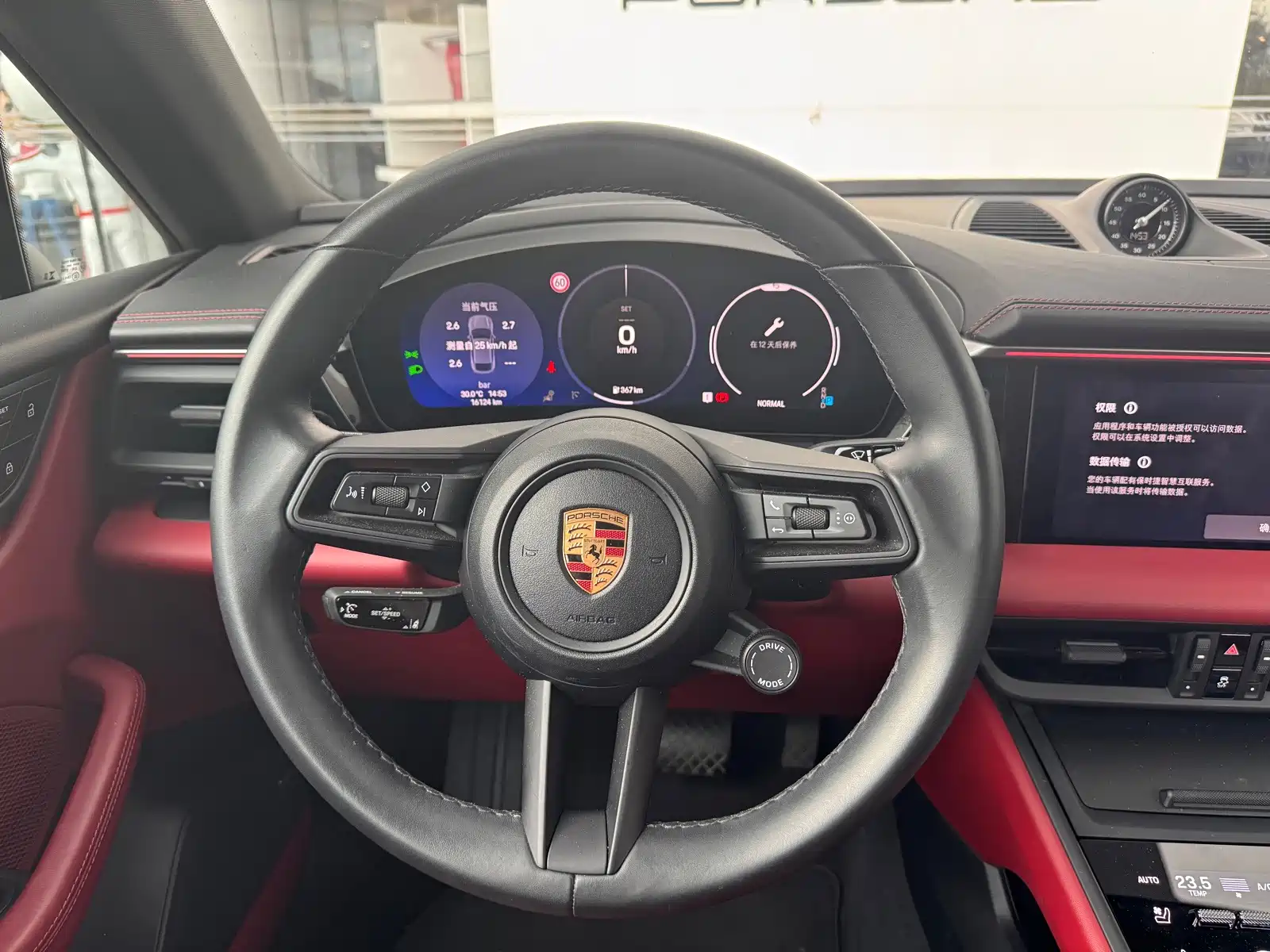 Фото 18 - Porsche Macan EV