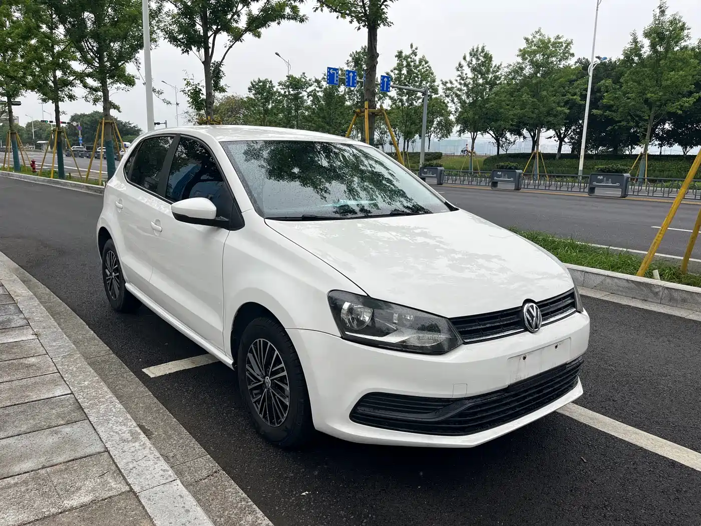 Volkswagen Polo 2016 1.4L Automatic Trend фото 3