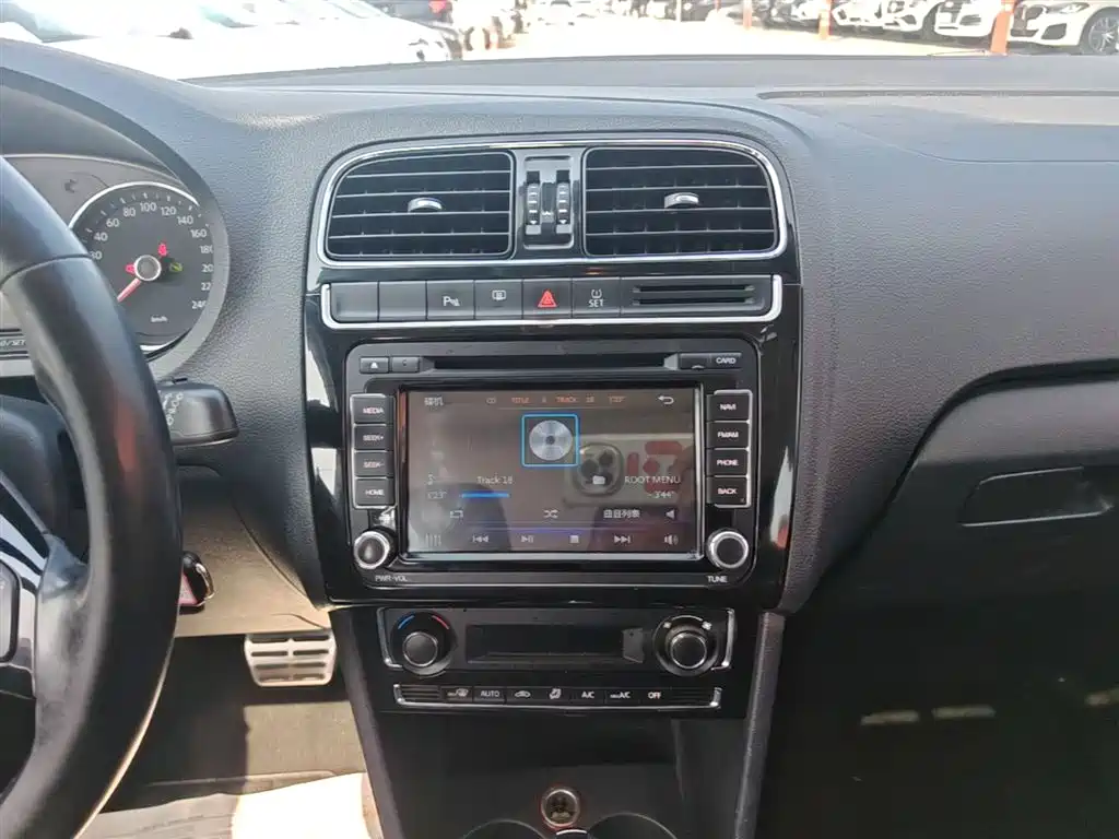 Volkswagen Polo 2014 1.4L Automatic Luxury Edition фото 13