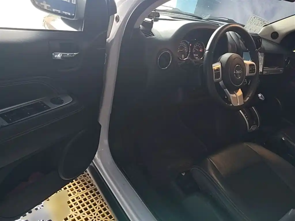 Фото 16 - Jeep Compass (Import)