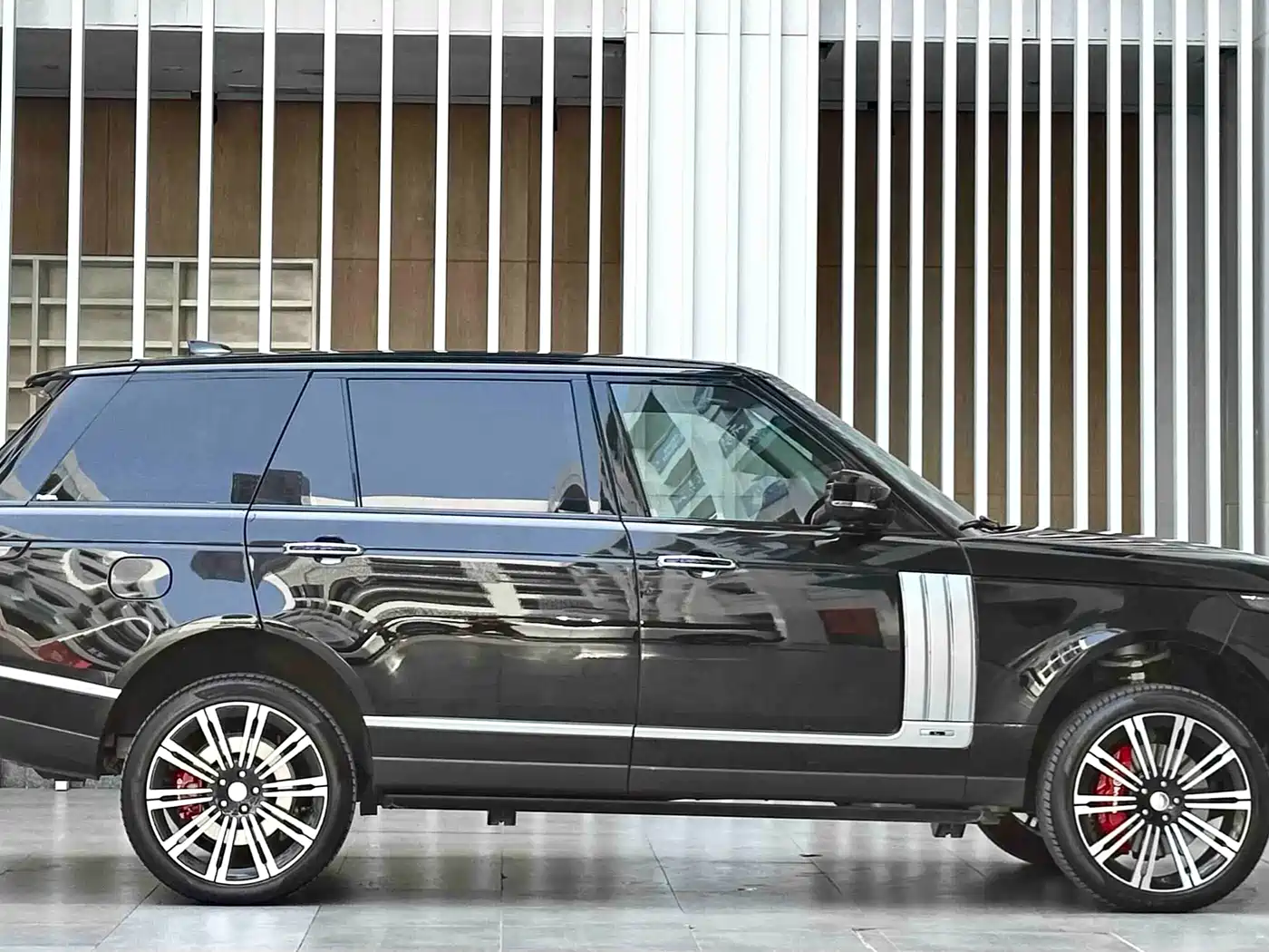 Land Rover Range Rover 2021 3.0 L6 Heritage Extended Classic Edition фото 7