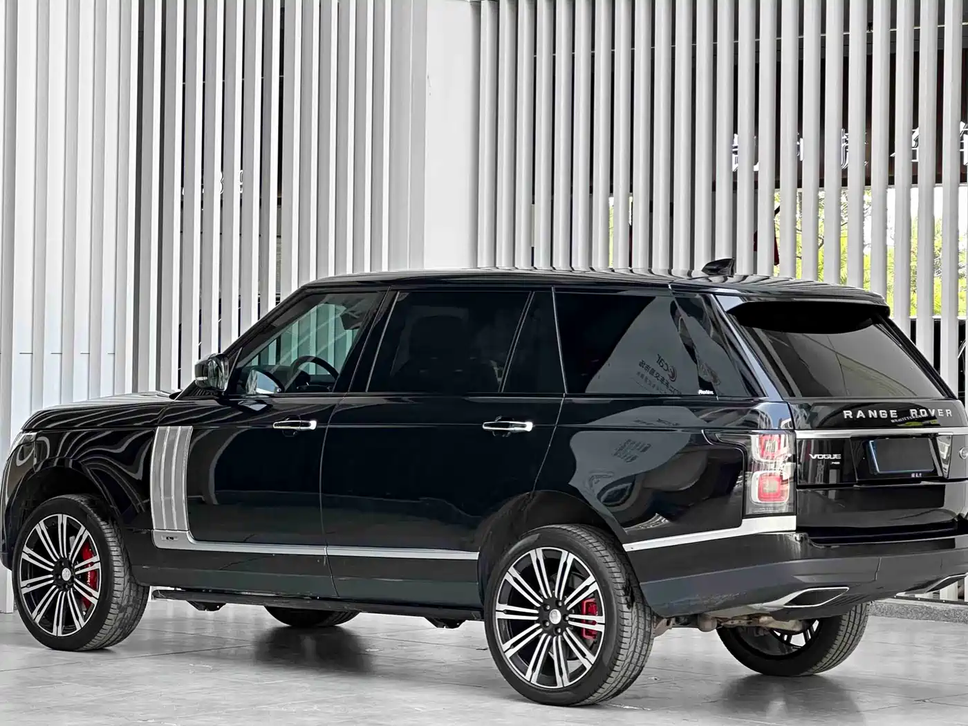 Land Rover Range Rover 2021 3.0 L6 Heritage Extended Classic Edition фото 6