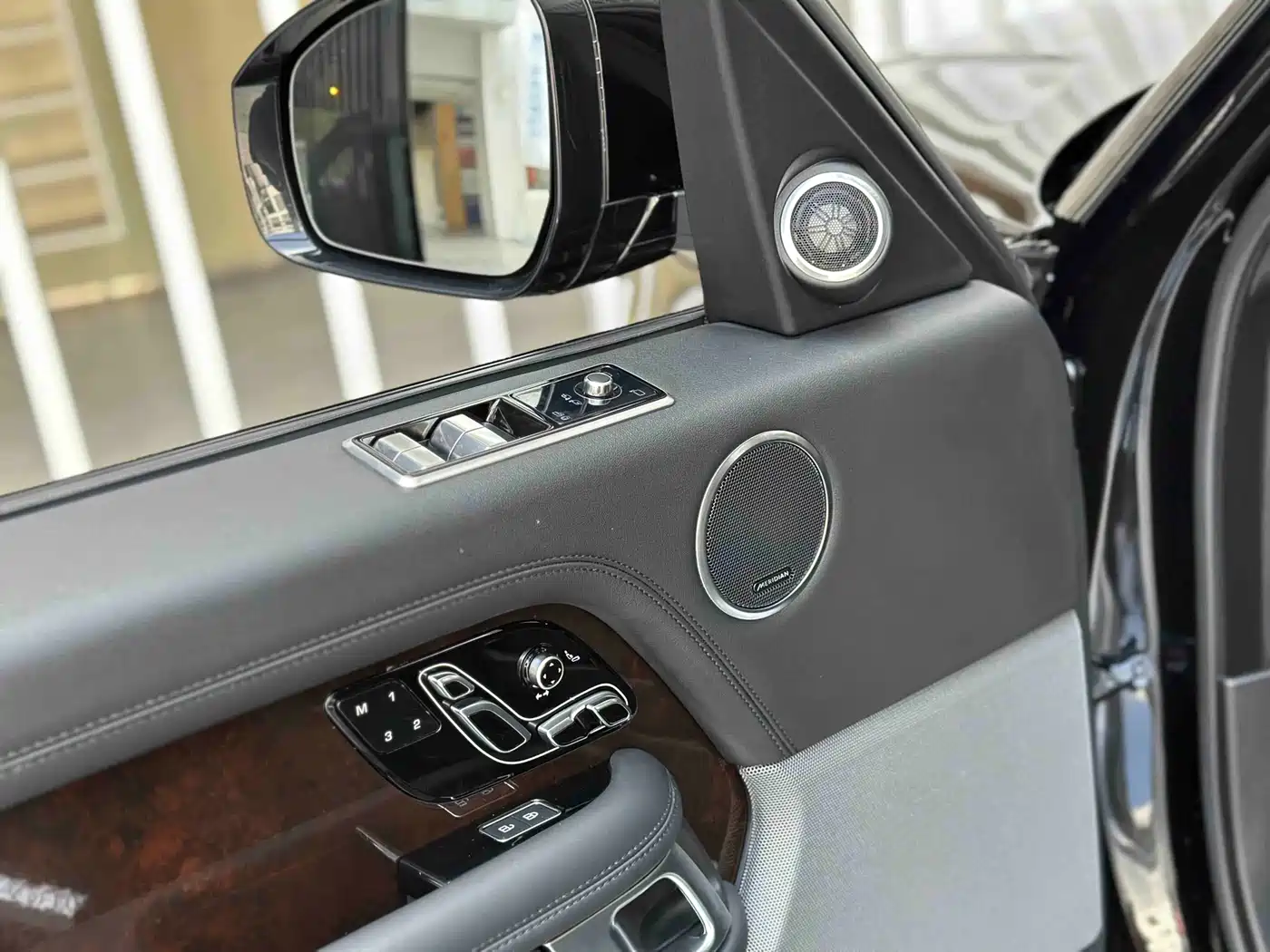 Land Rover Range Rover 2021 3.0 L6 Heritage Extended Classic Edition фото 9