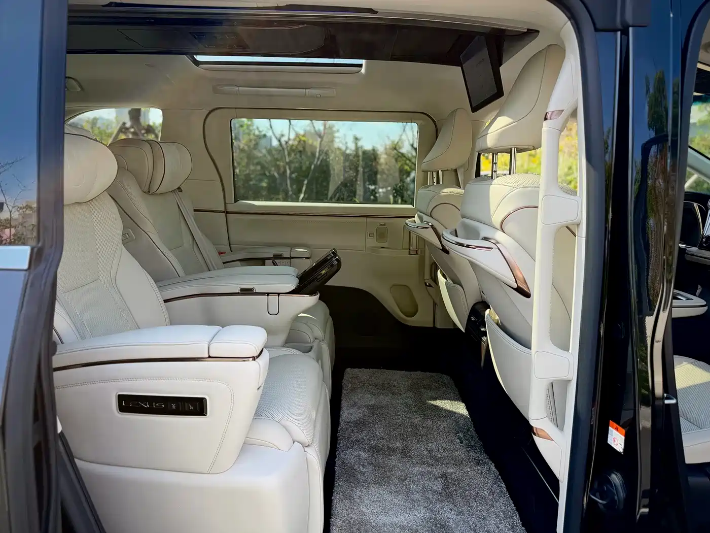 Lexus LM 2023 500h 6-Seater Prestige Edition фото 17
