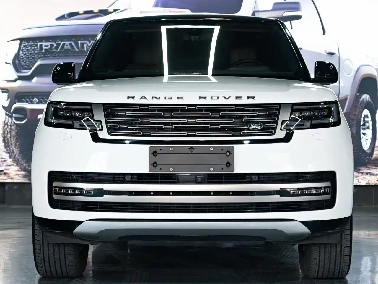 Land Rover Range Rover 2024 3.0 L6 400PS Golden Age Extended 7-Seater фото 2
