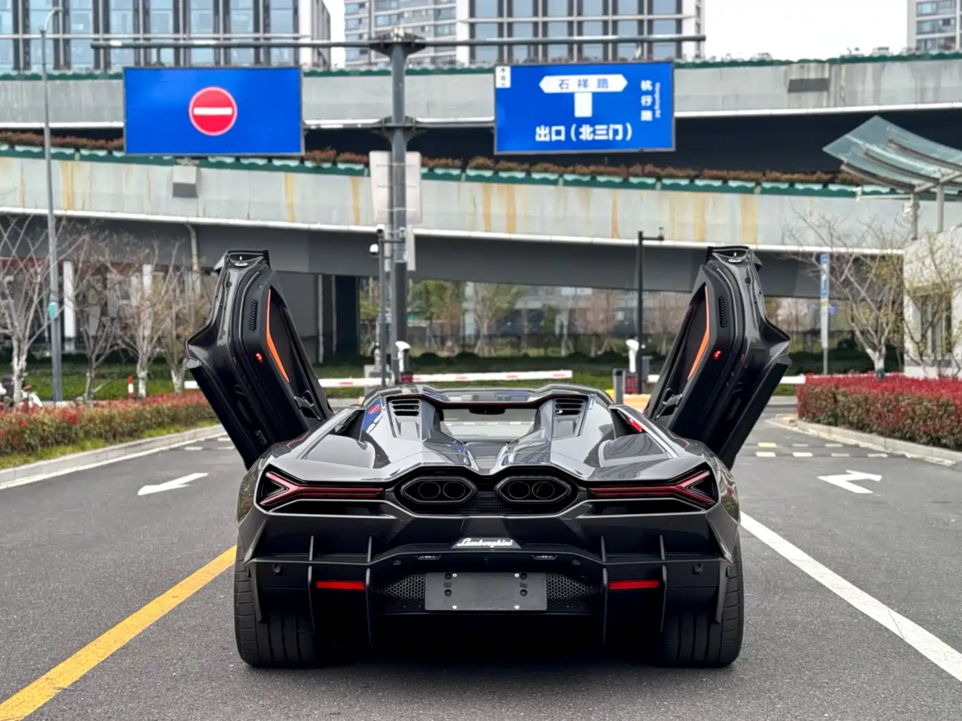 LAMBORGHINI REVUELTO