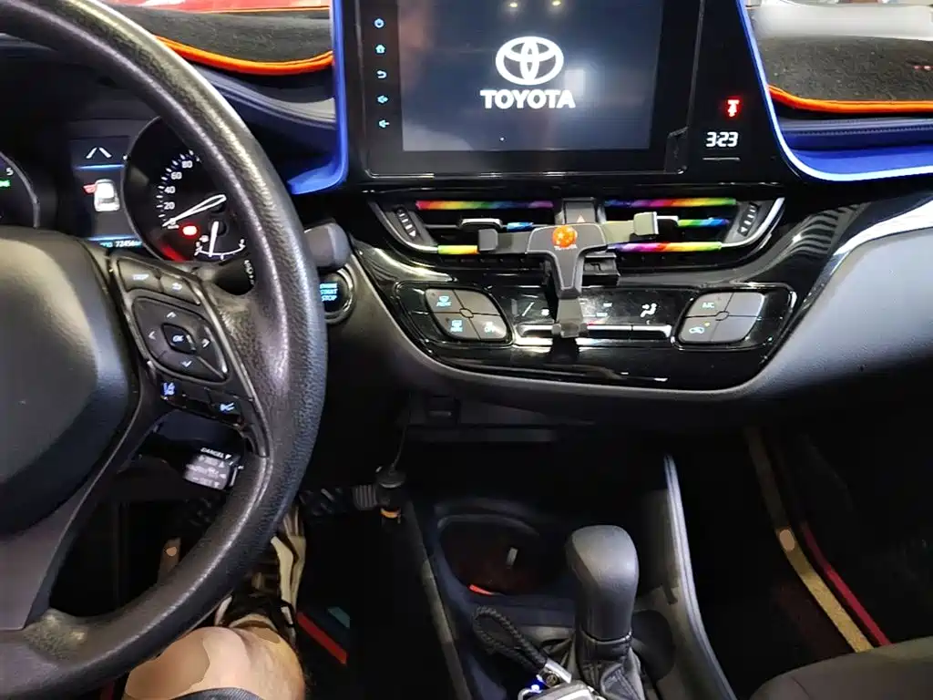 Фото 10 - Toyota C-HR
