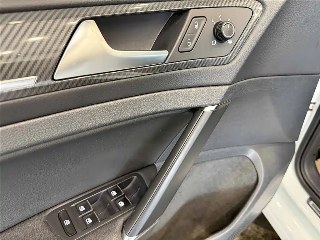 Volkswagen Golf 2018 230TSI Automatic Luxury фото 18