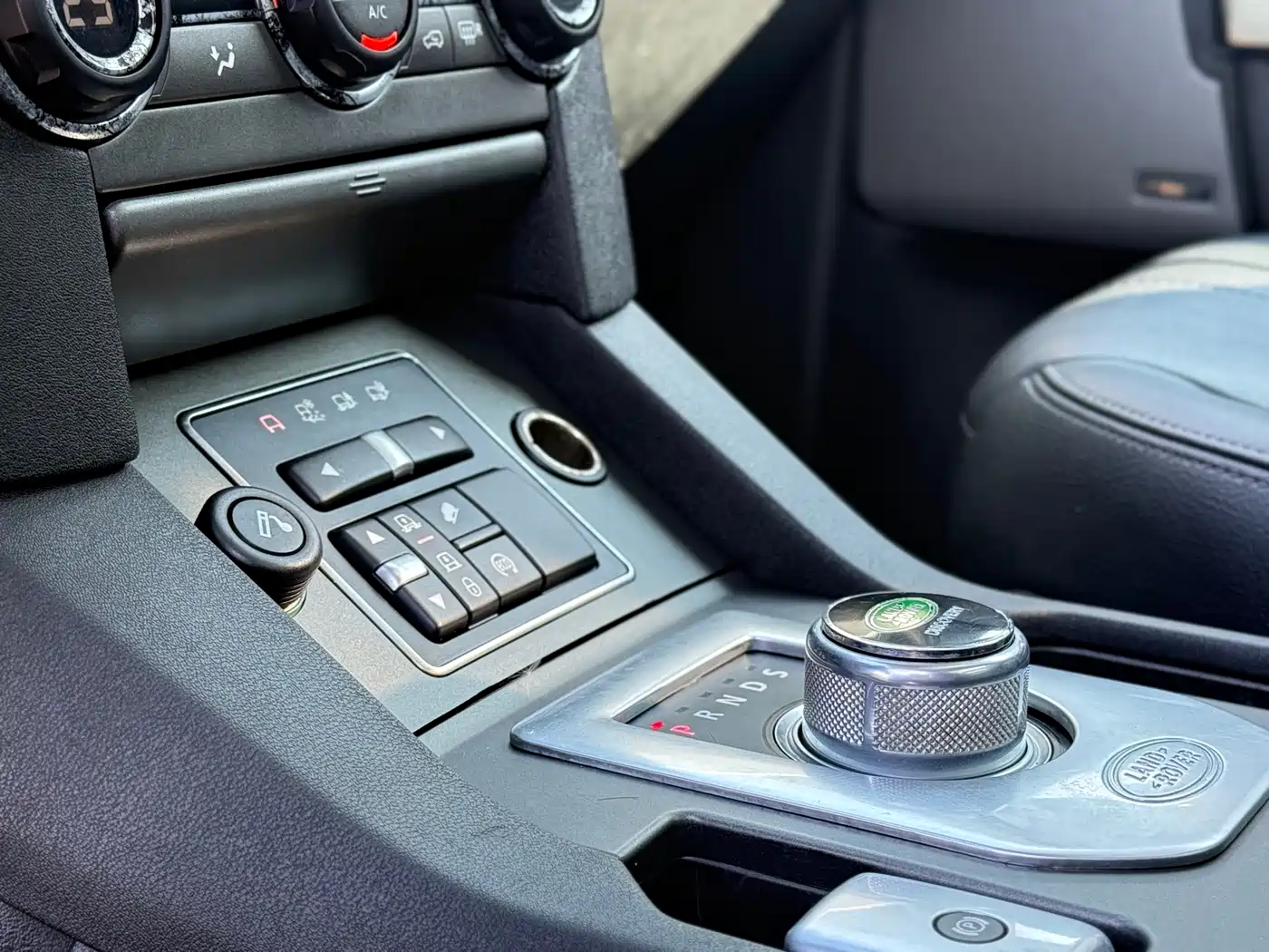 Land Rover Discovery 2015 3.0 SC V6 SE фото 11