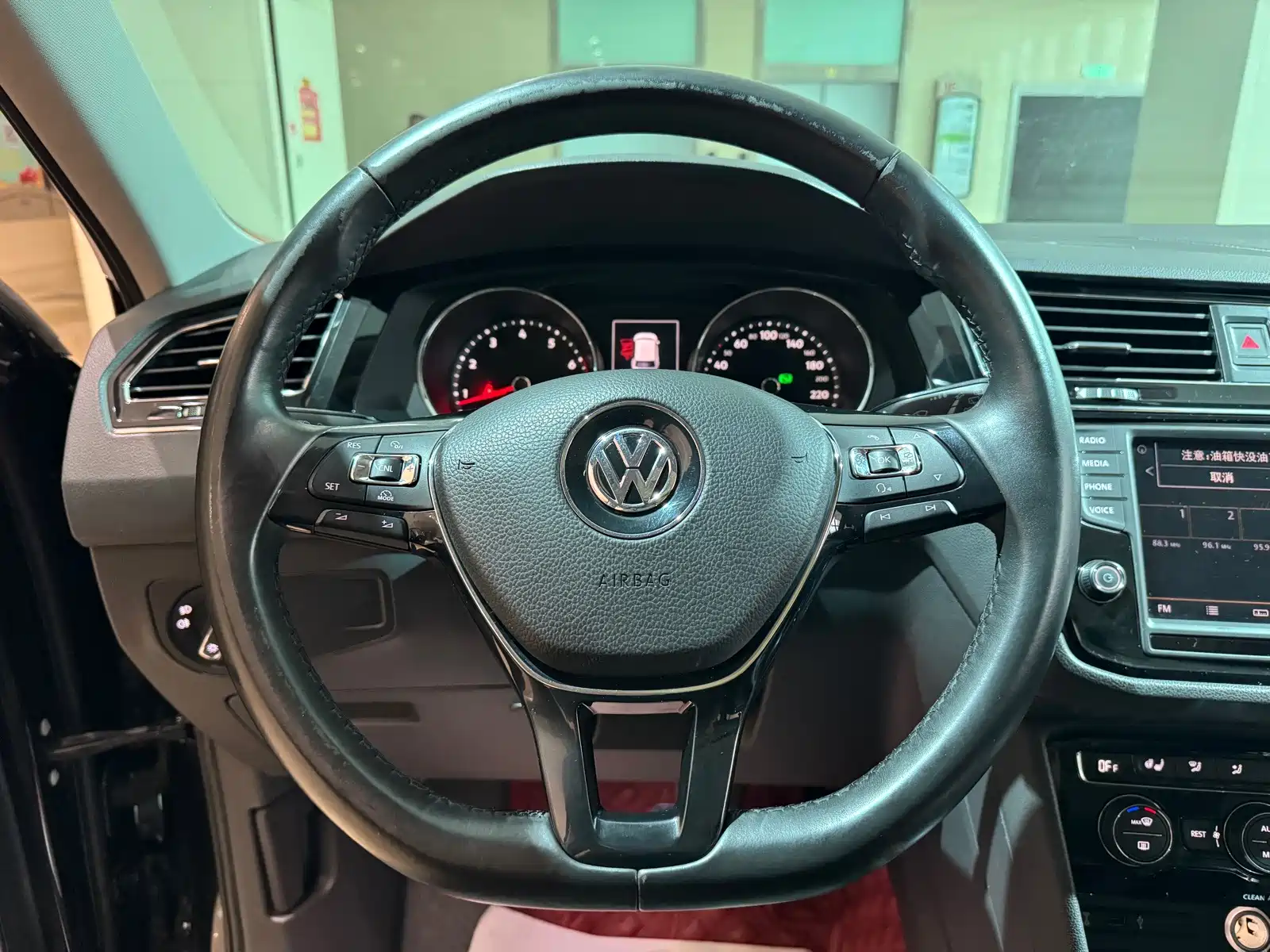 صورة 7 - Volkswagen Tiguan L
