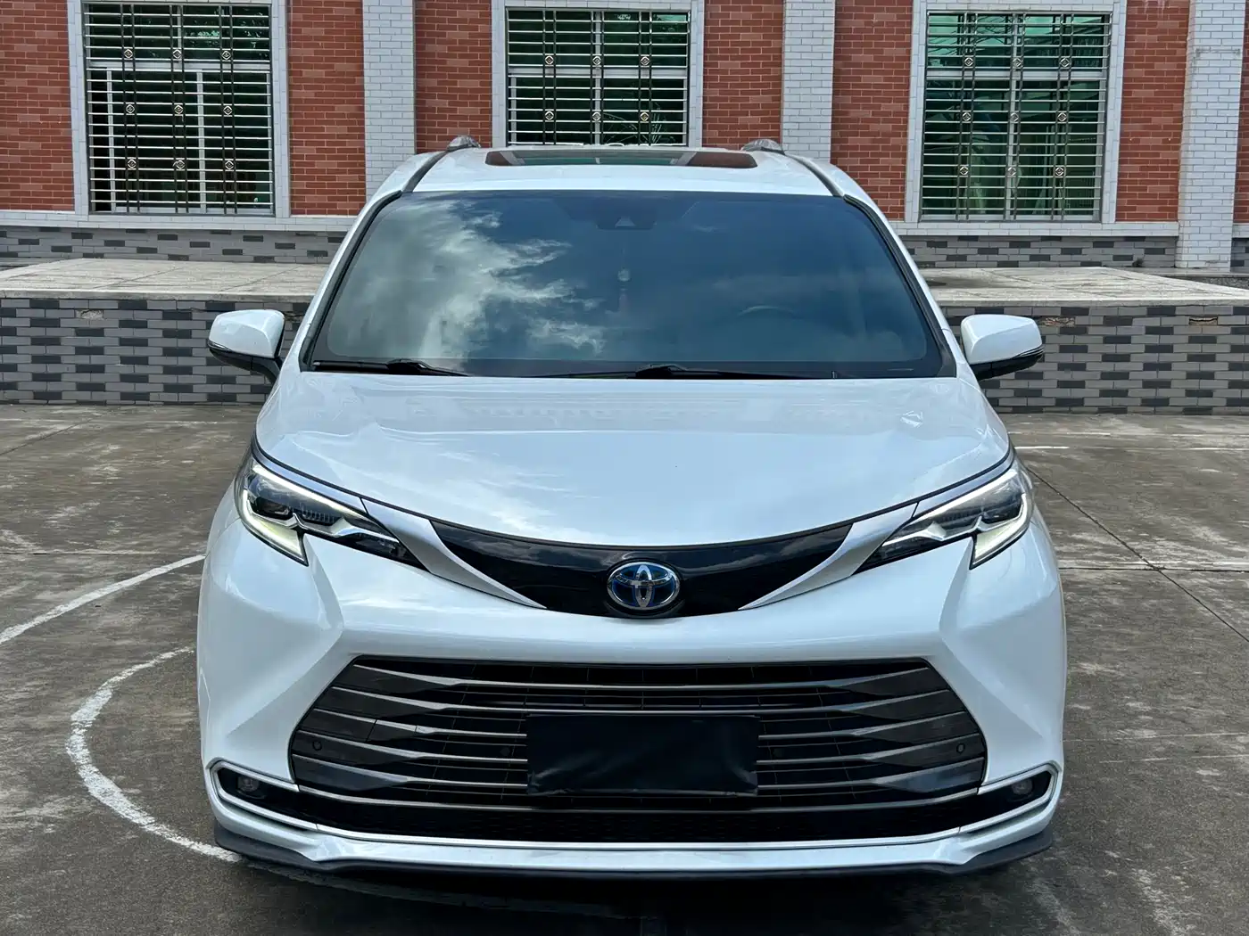 Toyota Sienna 2021 2.5L Hybrid Premium Edition фото 2