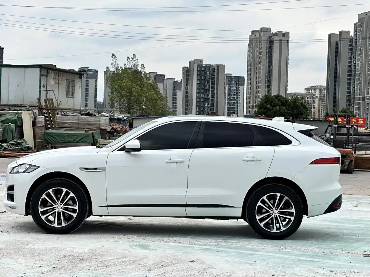 Фото 2 - Jaguar F-PACE