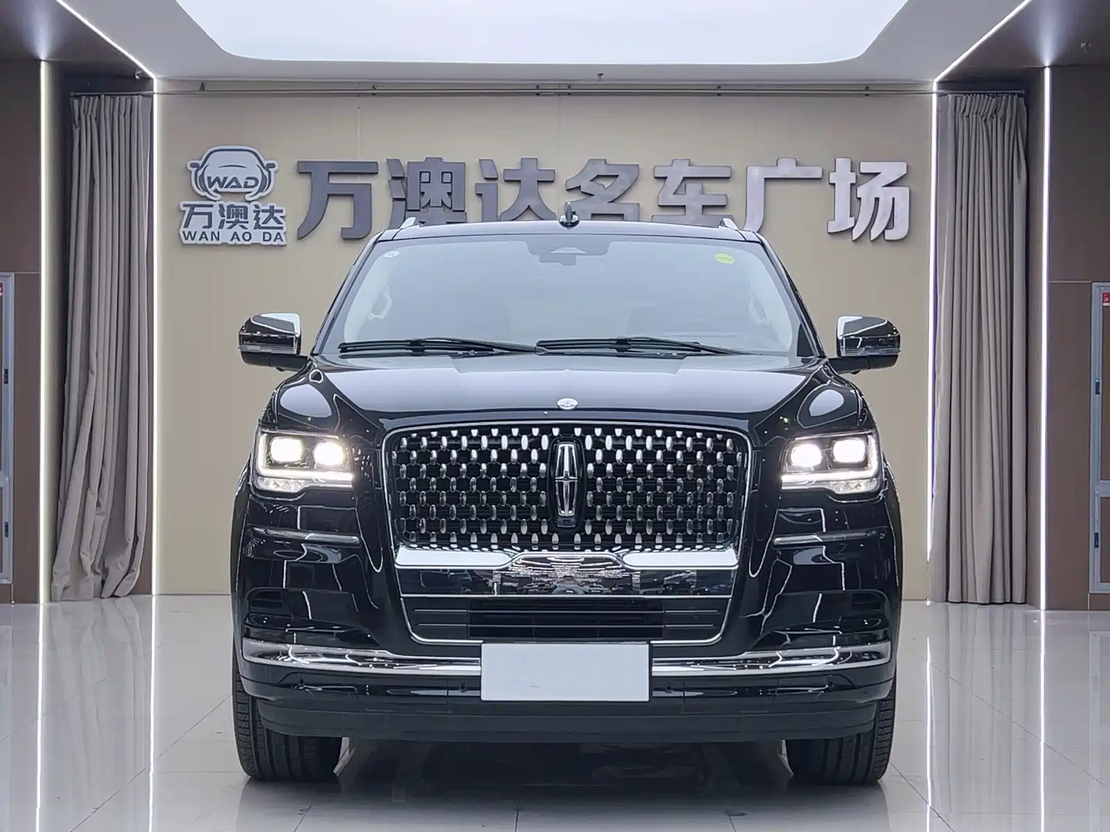 Фото 2 - Lincoln Navigator