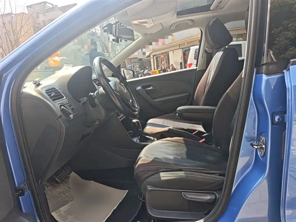 Volkswagen Polo 2014 1.6L Cross Polo Automatic фото 8