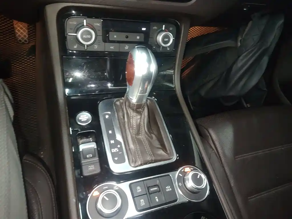 Volkswagen Touareg 2017 3.0TSI Explorer Edition фото 14