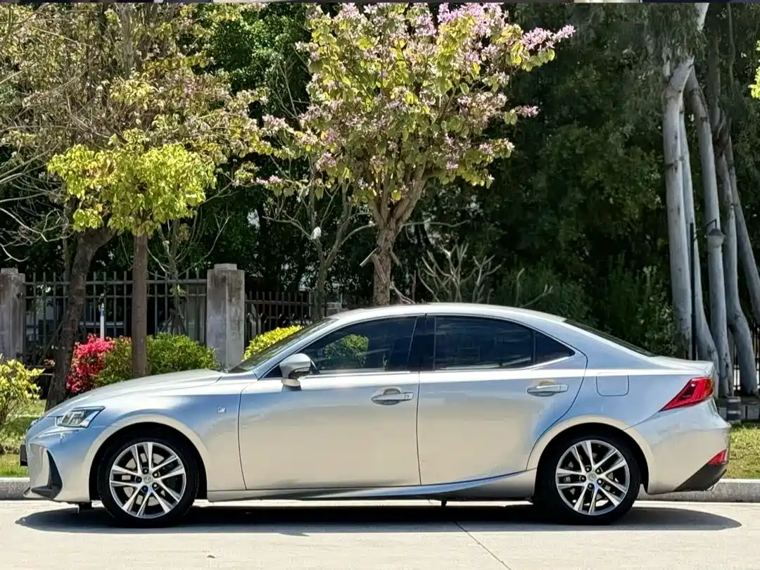 LEXUS IS
