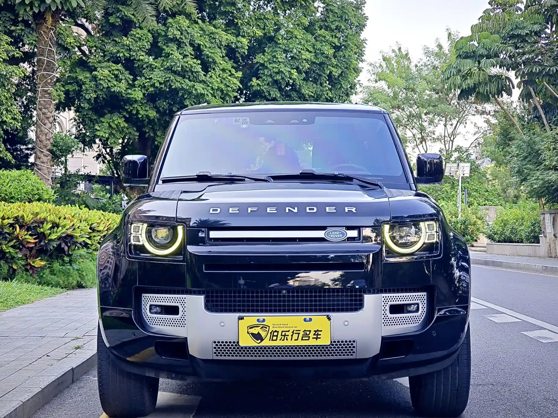 Photo 3 - Land Rover Defender