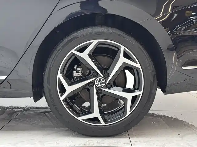 Volkswagen Passat 2025 Outstanding 330TSI Starlight Elite Edition фото 11