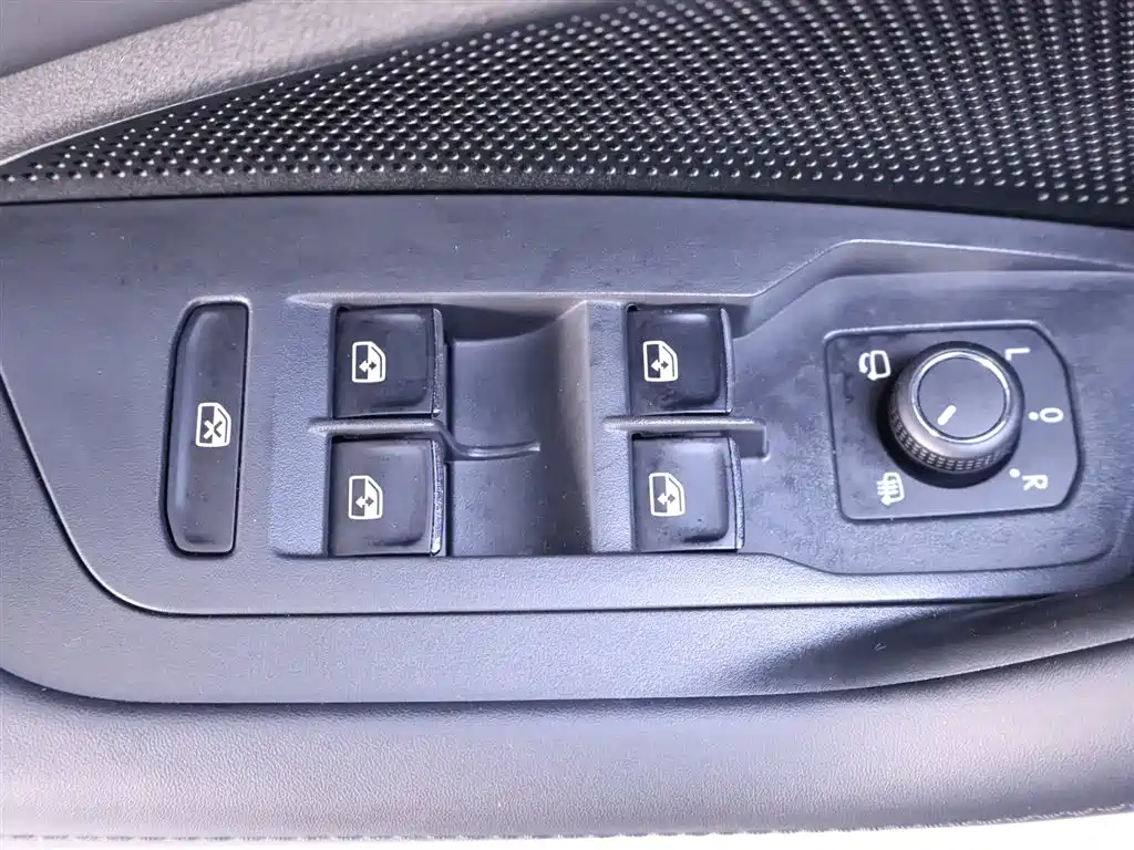 Volkswagen Tiguan L 2024 PRO 330TSI 2WD Intelligent Leader Edition фото 17