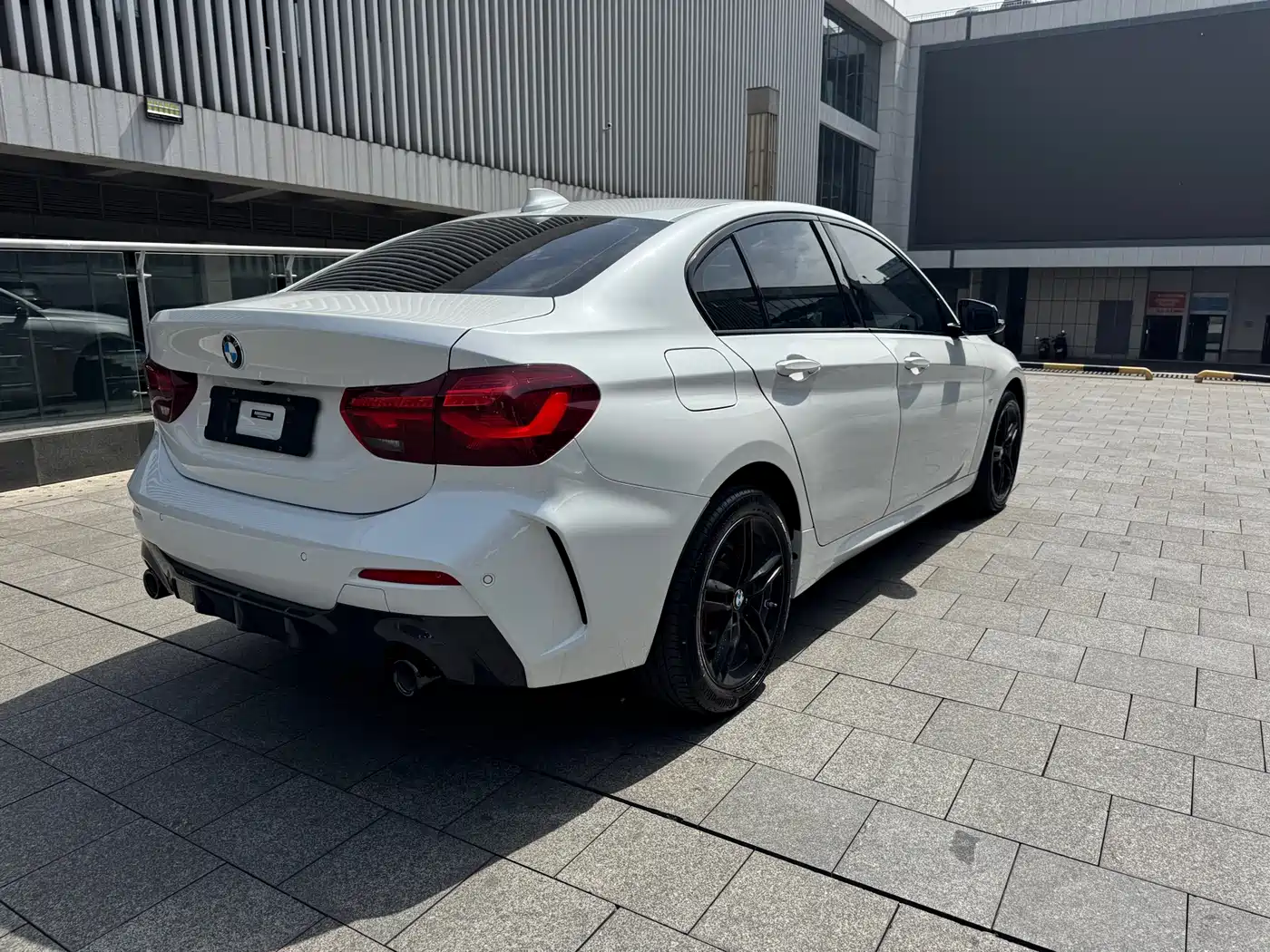 BMW 1 Series 2023 120i M Sport Shadow Edition фото 9