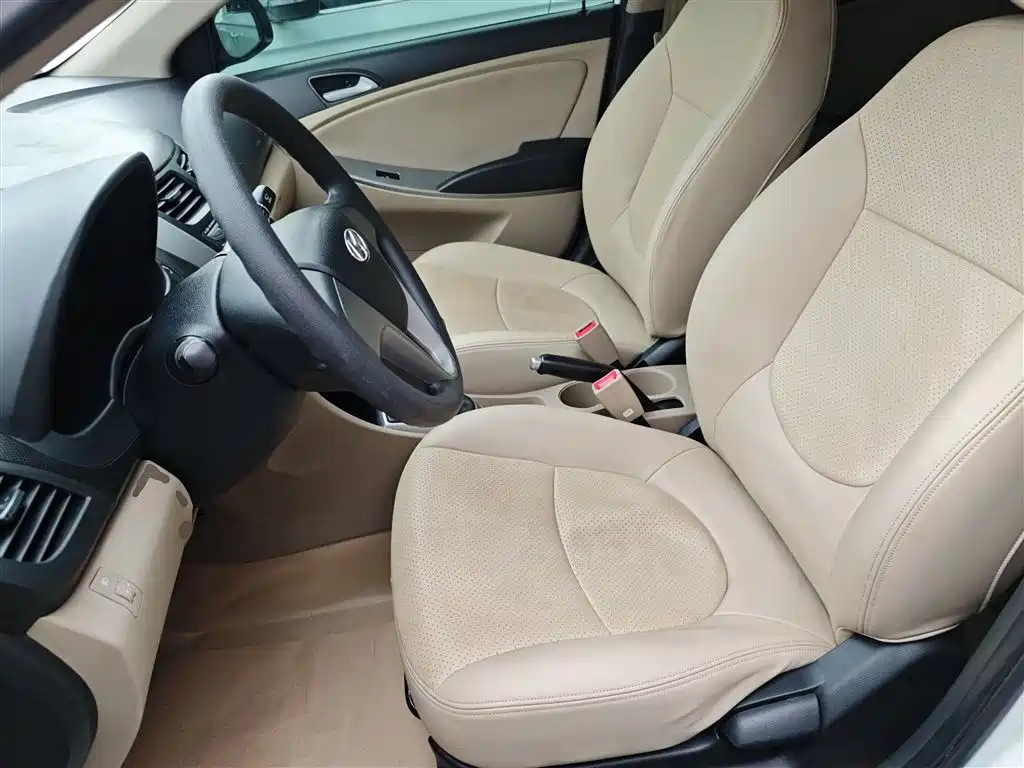 Hyundai Verna 2014 1.4L Manual Smart GLS фото 15