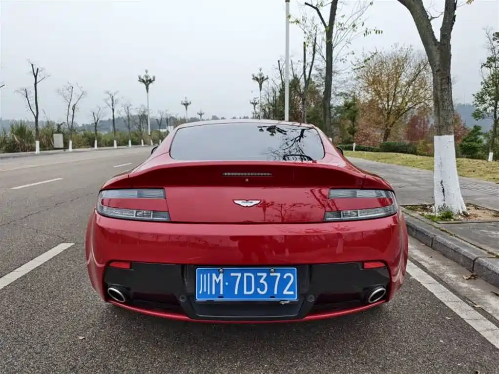 ASTON MARTIN V8 VANTAGE