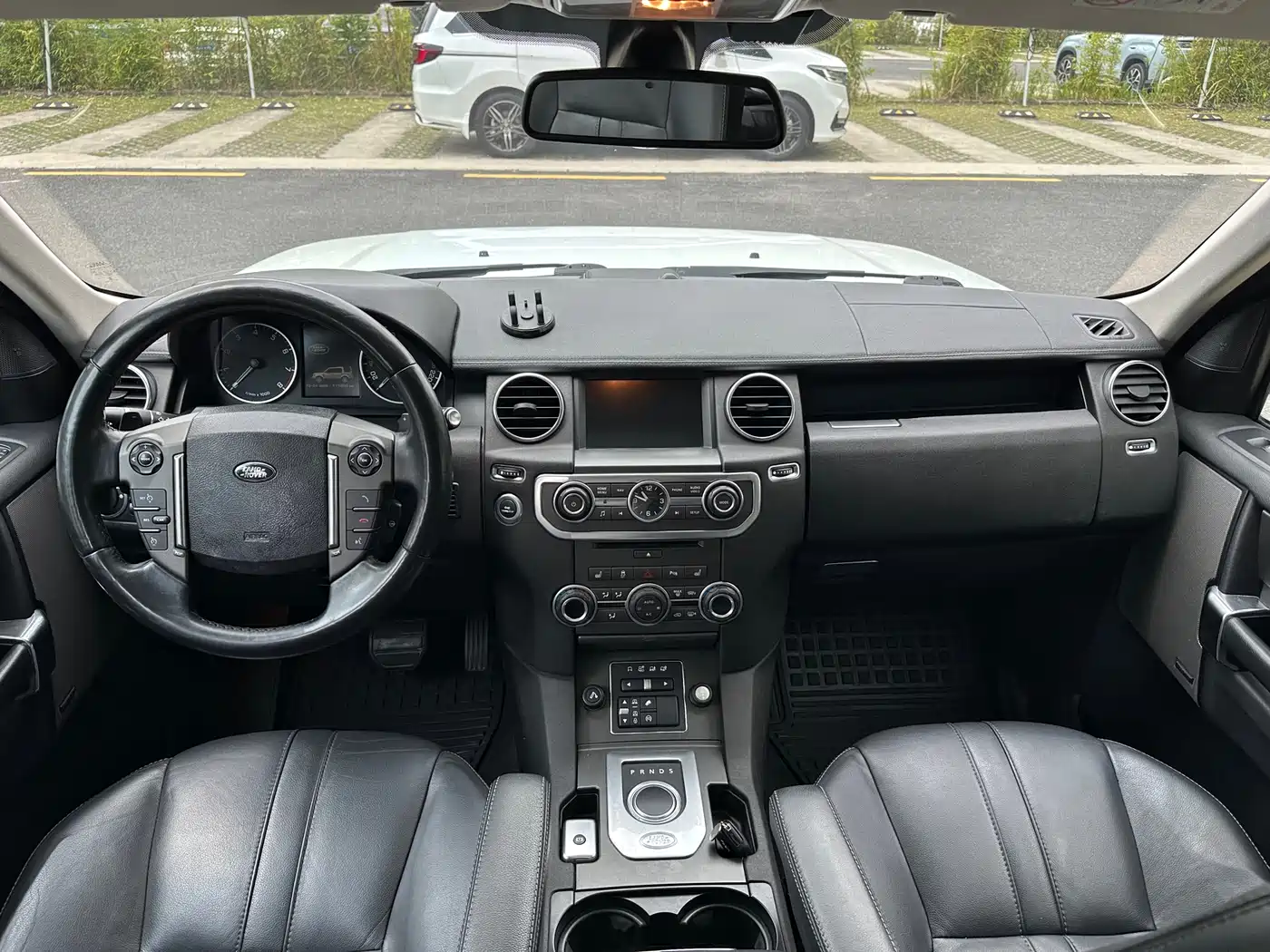 Land Rover Discovery 2015 3.0 SC V6 SE фото 9