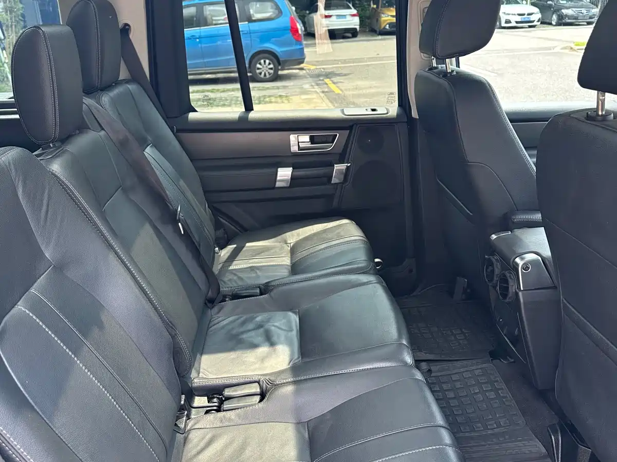 Land Rover Discovery 2015 3.0 SC V6 SE фото 14