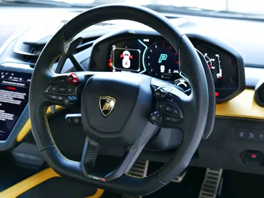 LAMBORGHINI REVUELTO