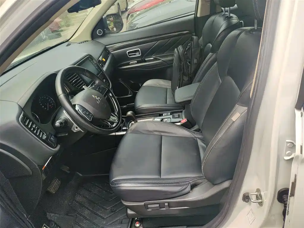 MITSUBISHI OUTLANDER