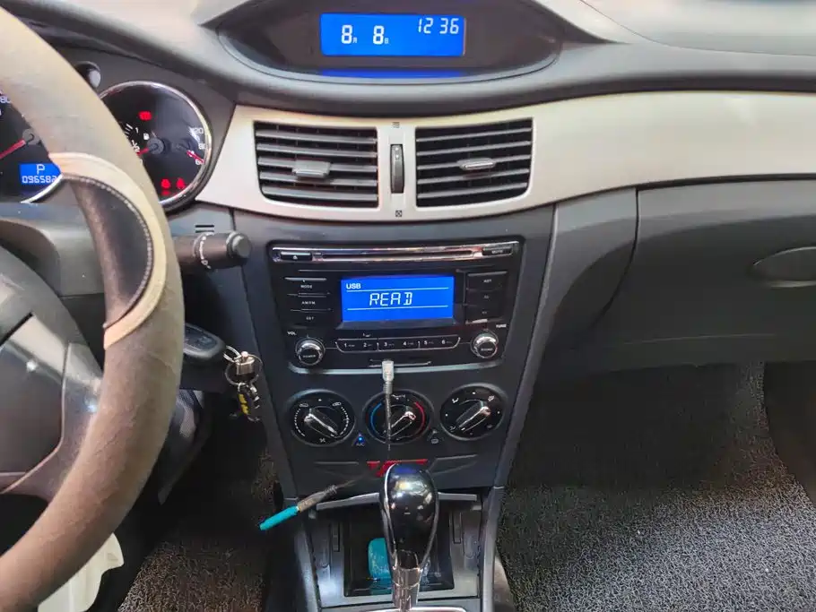 Dongfeng Aeolus Dongfeng Fengshen S30 2014 2012 1.6L Automatic Elegance Edition