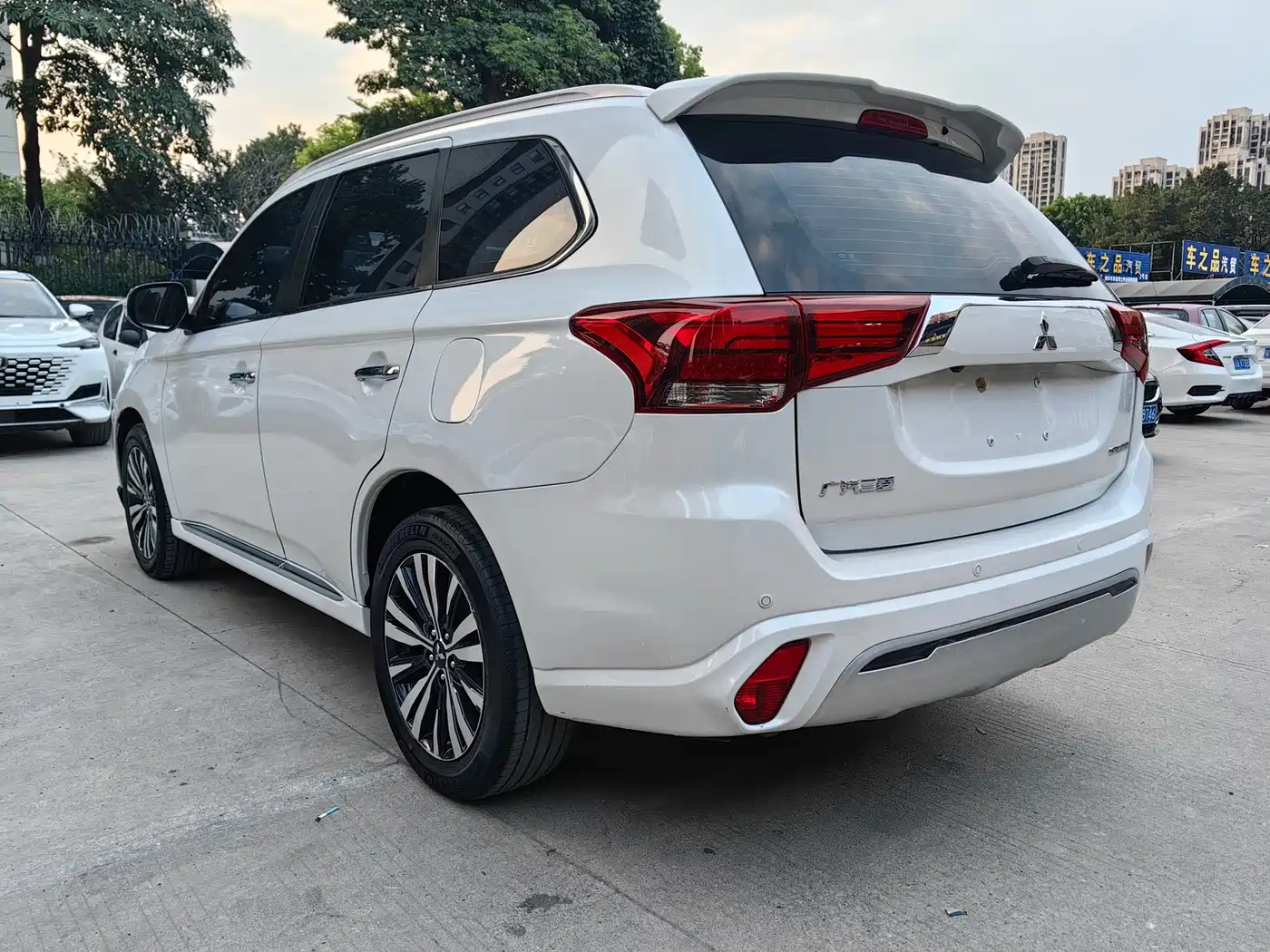MITSUBISHI OUTLANDER