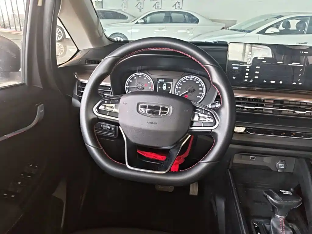 Фото 11 - Geely Vision X3