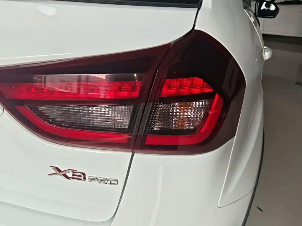 Фото 8 - Geely Vision X3