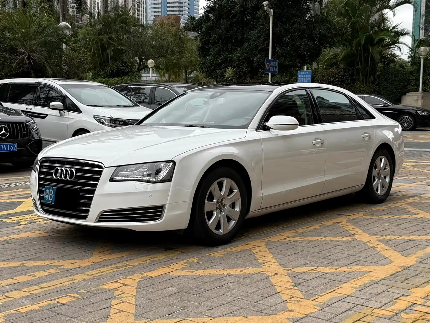 Audi A8 2012 A8L 50 TFSI quattro Luxury фото 3