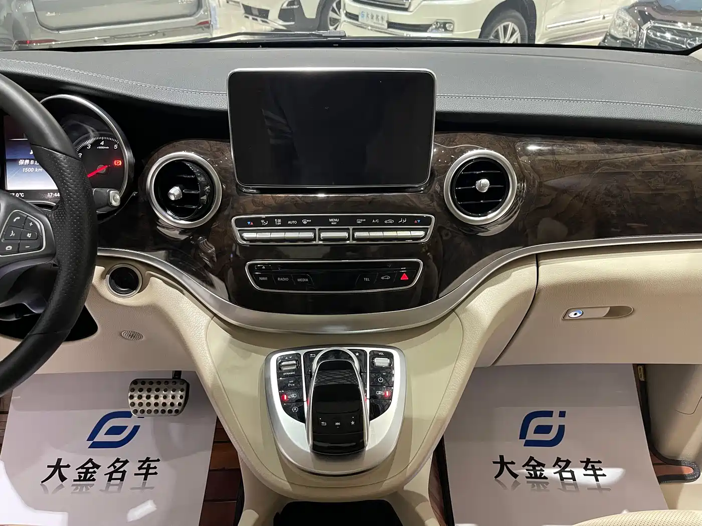 Mercedes-Benz V-Class 2018 V 260 L Premium Long Wheelbase Edition China VI фото 5