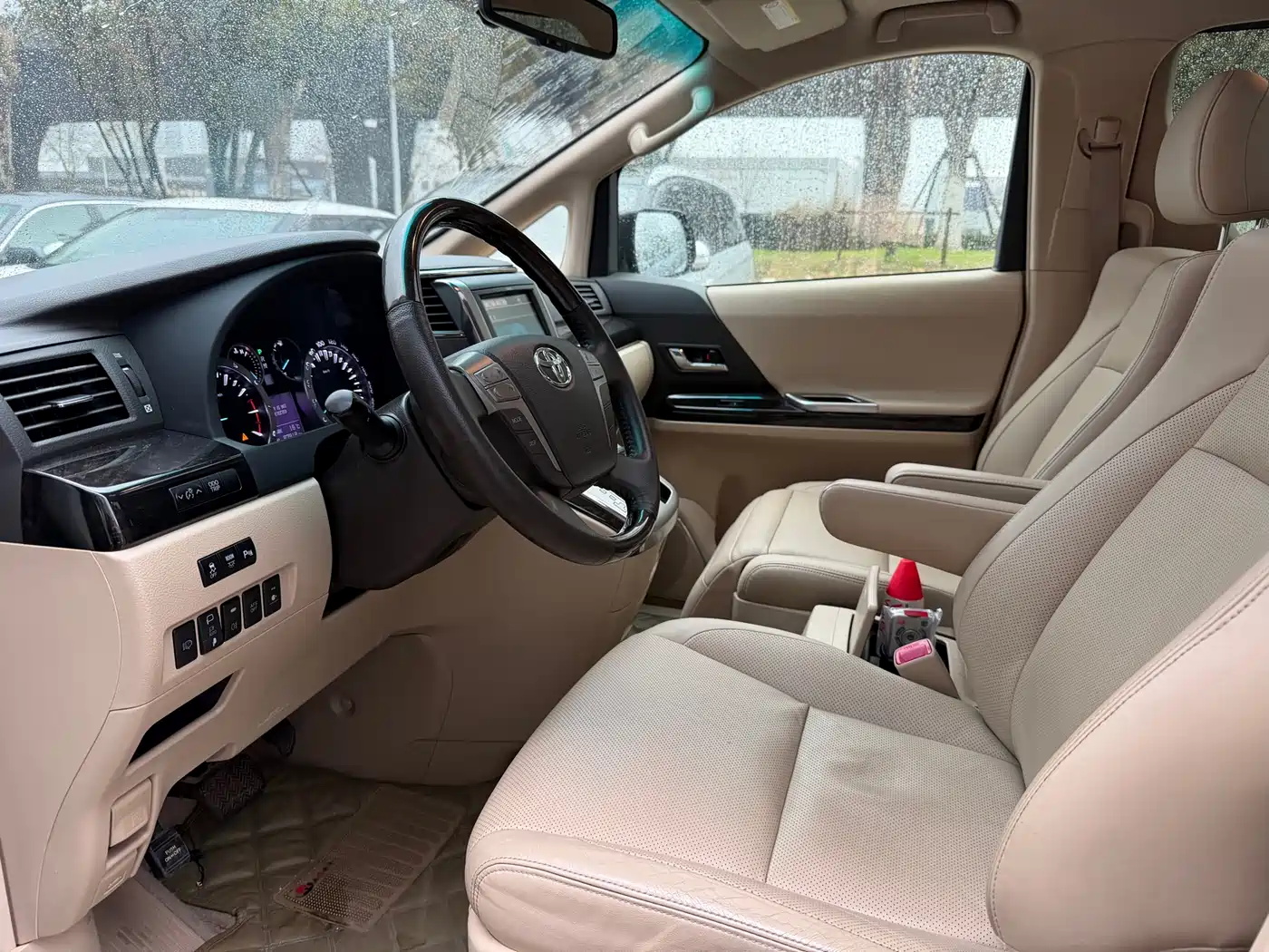 Toyota Alphard фото 3