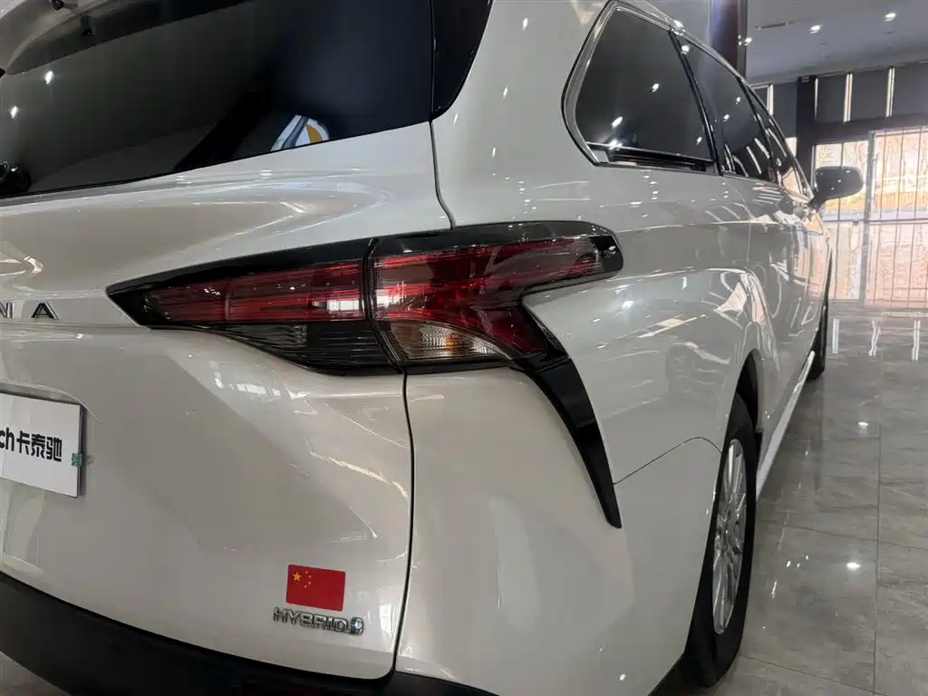 Toyota Sienna 2021 2.5L Hybrid Comfort Edition фото 12