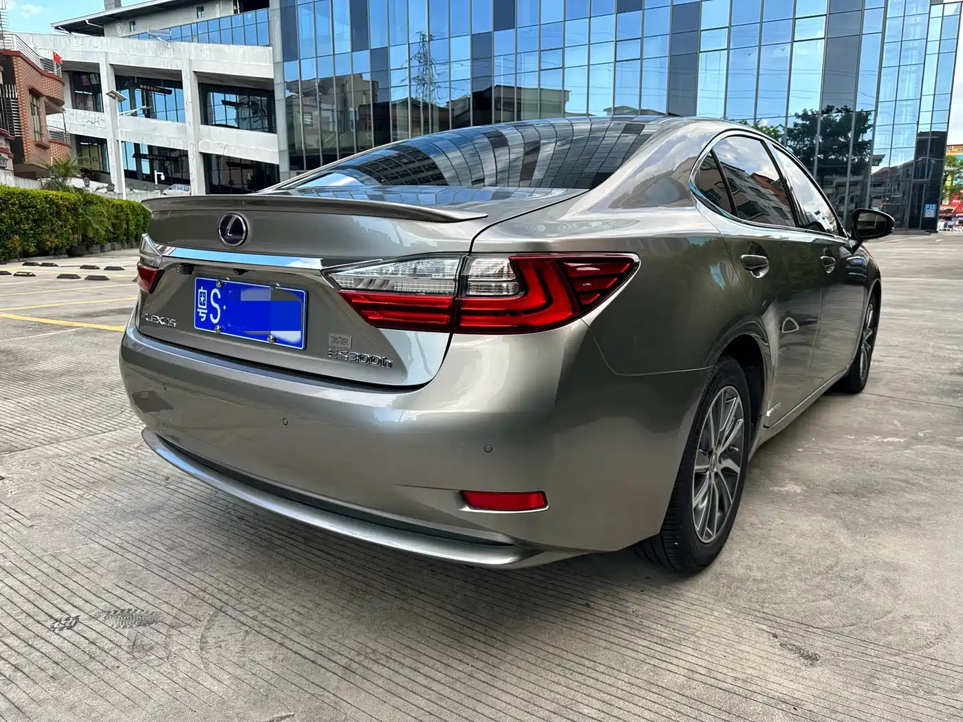 Photo 4 - Lexus ES