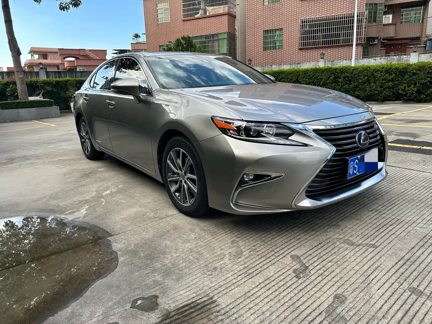 Photo 2 - Lexus ES