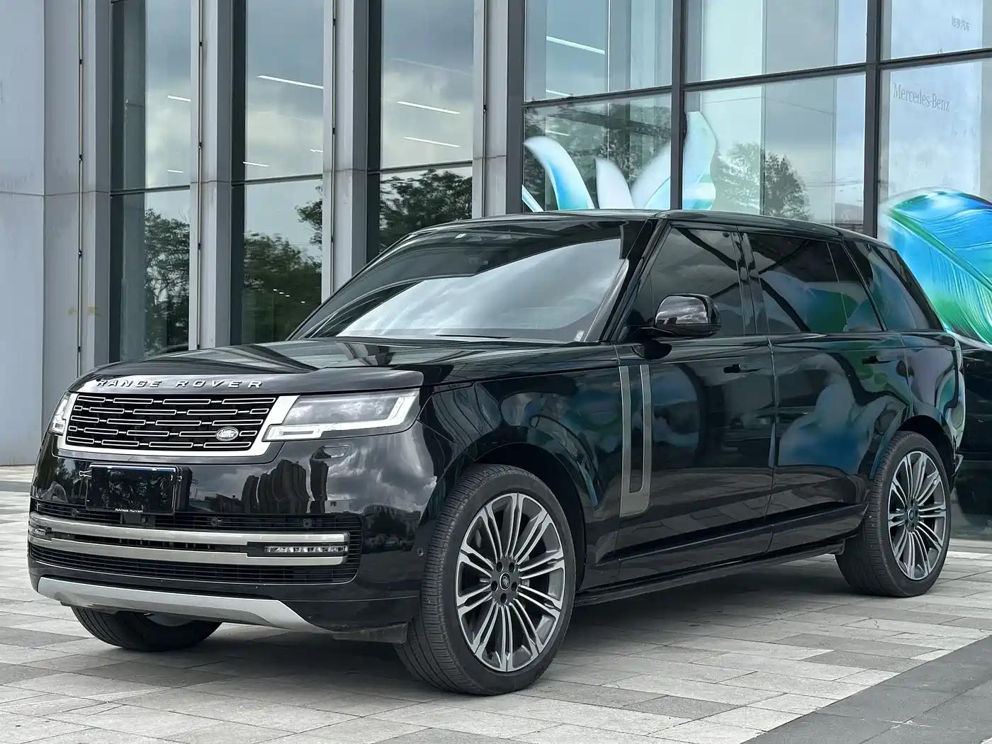Land Rover Range Rover 2025 3.0 L6 400PS Flourishing Era Extended Wheelbase фото 2