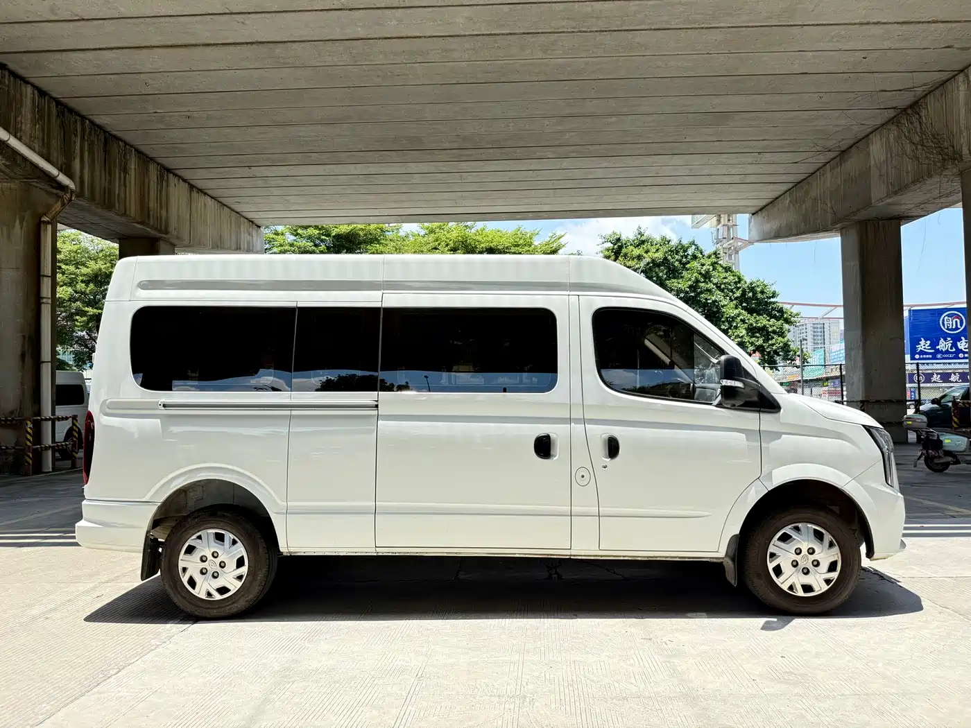 SAIC Maxus Xintu V80 2024 2024 Aoyun 6AMT Long Wheelbase Medium Roof 147Ps 6/7/8/9-seater