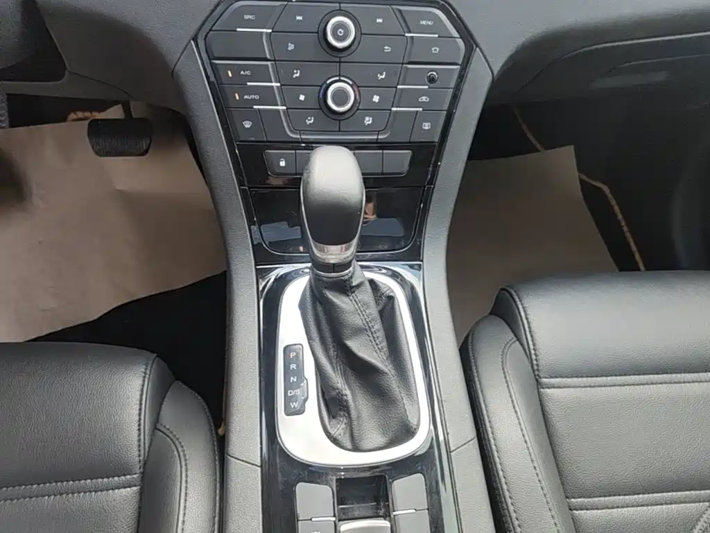 Фото 14 - MG Roewe RX5